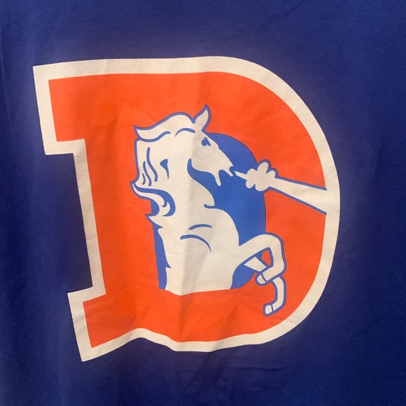Gorgeous Denver Broncos Deep Blue and Orange NFL Collection 100% Cotton Tshirt L - Picture 2 of 4